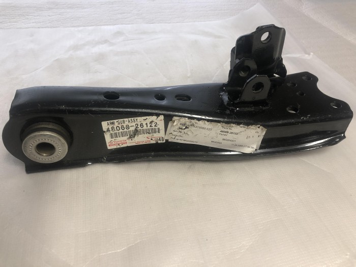 Рычаг передней подвески нижний левый TOYOTA HIACE 4806926122 4806826122