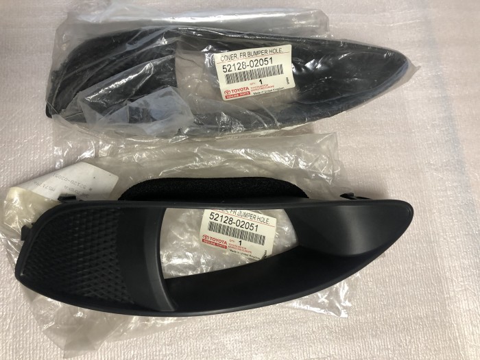 Облицовка противотуманной фары левая TOYOTA COROLLA E120 2001-2006 5212802051