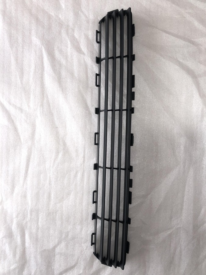 Решетка в бампер центральная TOYOTA AVENSIS T250 2003-2008 5311205050