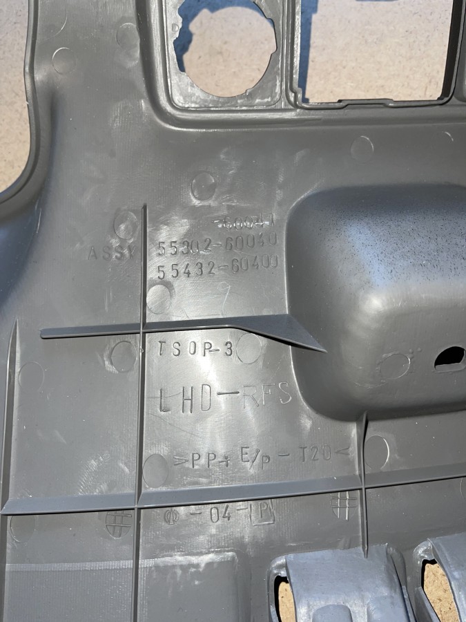 Панель подрулевая TOYOTA Land Cruiser 105  Уценка царапины! 5530260041B2