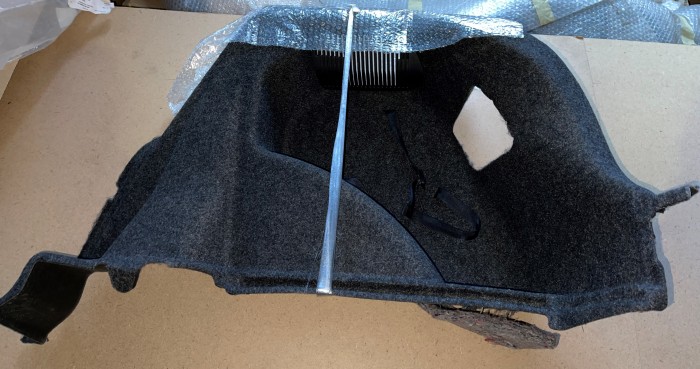 Обшивка багажника правая TOYOTA Corolla E120 6473013250C0