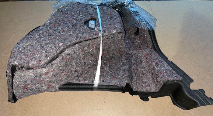 Обшивка багажника правая TOYOTA Corolla E120 6473013250C0