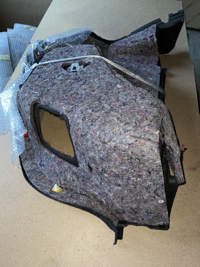 Обшивка багажника правая TOYOTA Corolla E120 6473013250C0