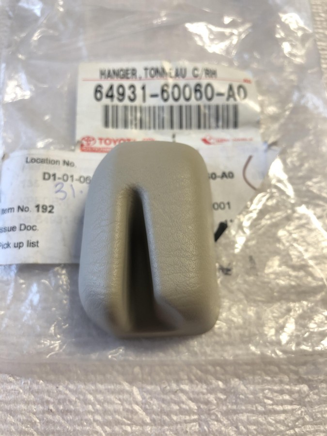 Крепление шторки багажника TOYOTA Land Cruiser Prado 120 6493160060A0 новое оригинальное, в наличии на нашем складе