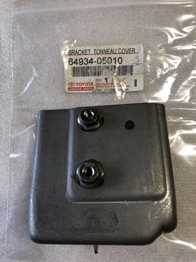 Кронштейн шторки TOYOTA Avensis T250 6493405010 новый оригинальный, в наличии на нашем складе