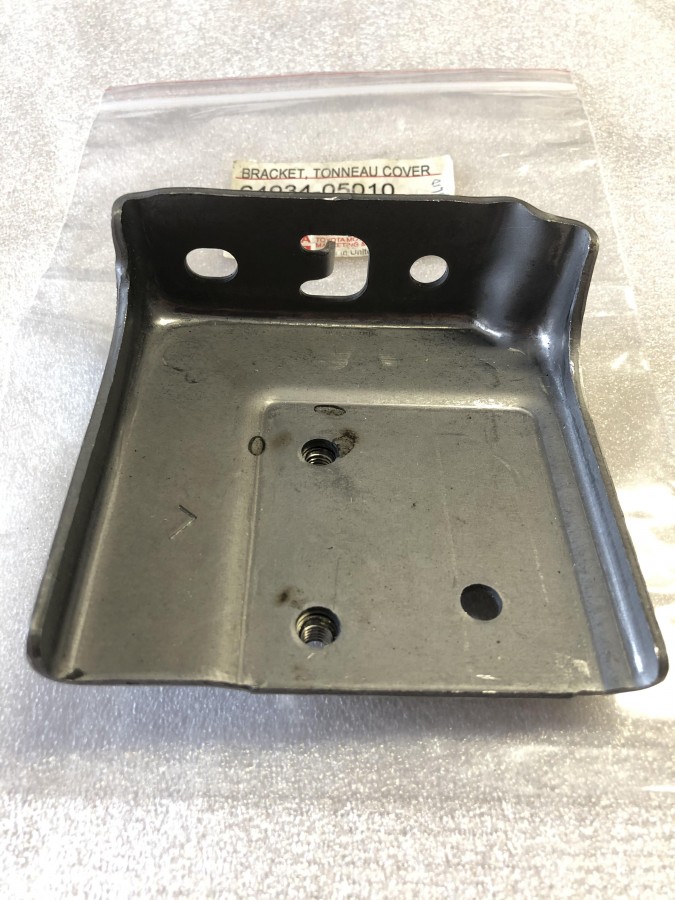 Кронштейн шторки TOYOTA Avensis T250 6493405010 новый оригинальный, в наличии на нашем складе