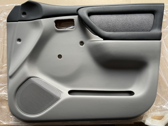 Обшивка передней правой двери TOYOTA LC105 6761060891B1