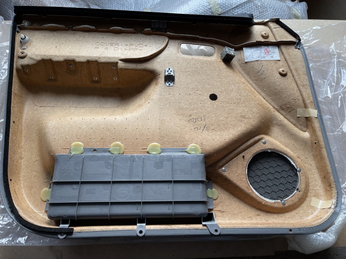 Обшивка передней правой двери TOYOTA LC105 6761060891B1