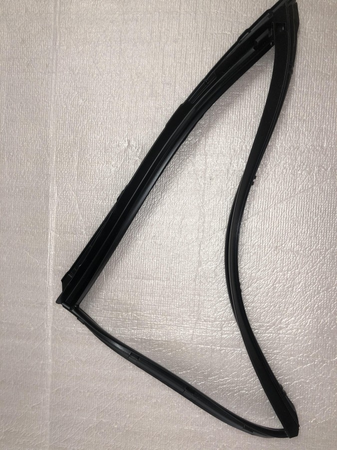 Уплотнитель стекла двери TOYOTA CAMRY V40 2006-2011 6818933040