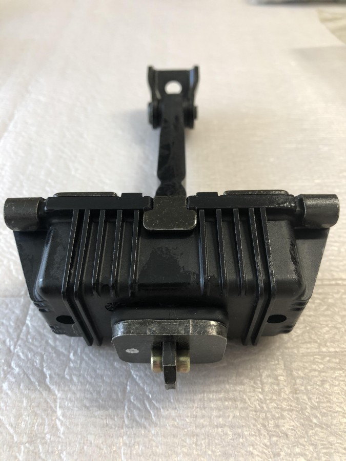 Ограничитель хода задней двери TOYOTA Avensis T25 6863005040