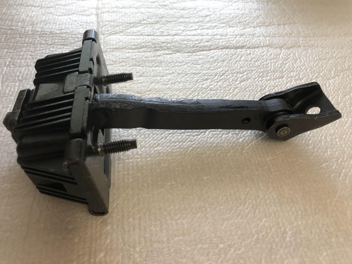 Ограничитель хода задней двери TOYOTA Avensis T25 6863005040