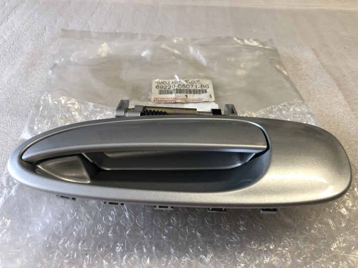 Ручка передней левой двери TOYOTA AVENSIS Т220 6922005071B0