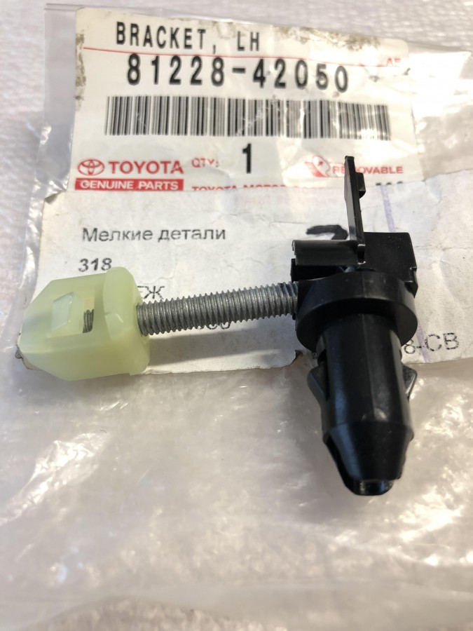 Крепеж противотуманной фары TOYOTA 8122842050