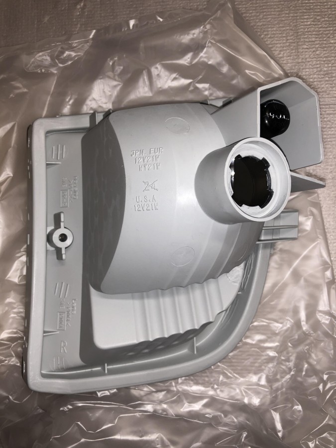 Указатель поворота в бампер правый Toyota 8151142050