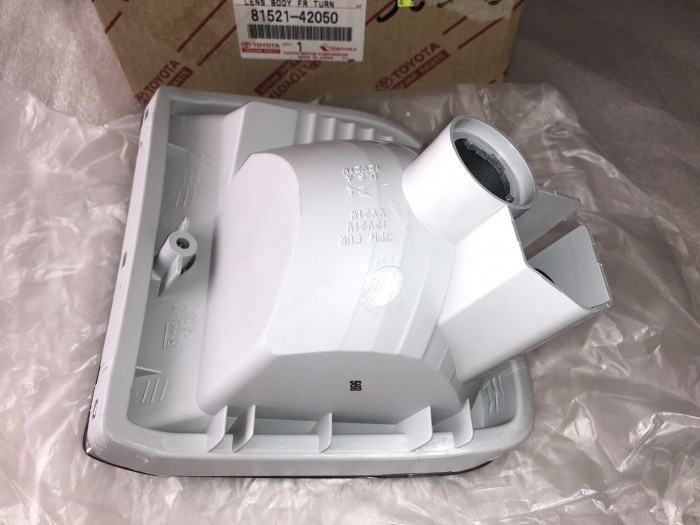 Указатель поворота в бампер левый для ам без противотуманок TOYOTA RAV 4 2000-2005 8152142050