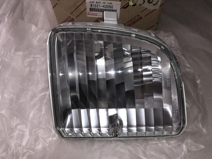 Указатель поворота в бампер левый для ам без противотуманок TOYOTA RAV 4 2000-2005 8152142050