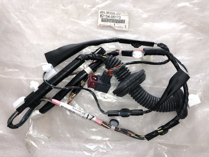 Жгут проводов задней левой двери TOYOTA  Avensis II 2003-2008 8215405170