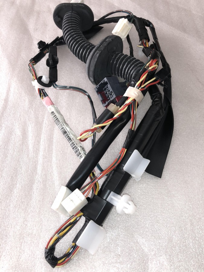 Жгут проводов задней левой двери TOYOTA  Avensis II 2003-2008 8215405170