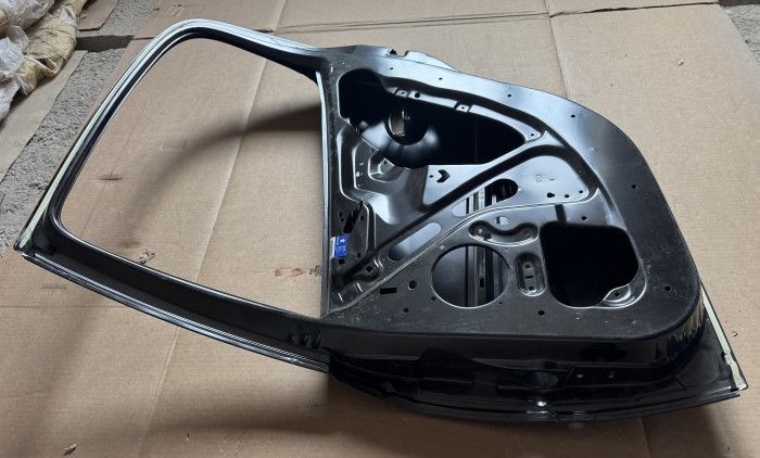 Дверь задняя правая Peugeot 206  9008.A5