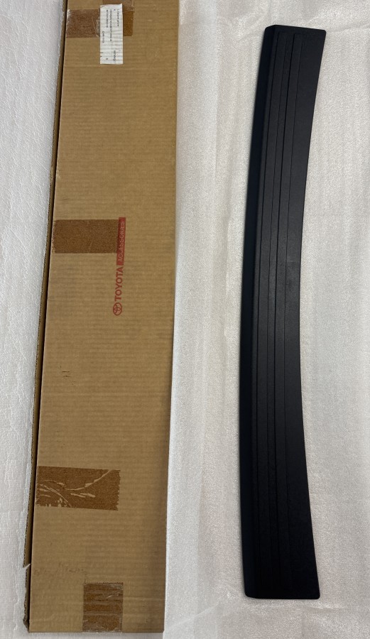 Накладка на задний бампер TOYOTA Yaris PZ415B952200