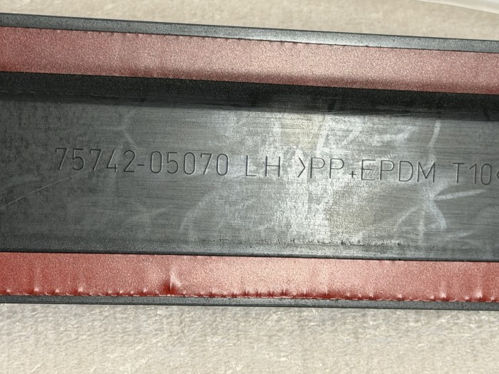 Молдинг задней левой двери TOYOTA Avensis, AT220 7574205080C0